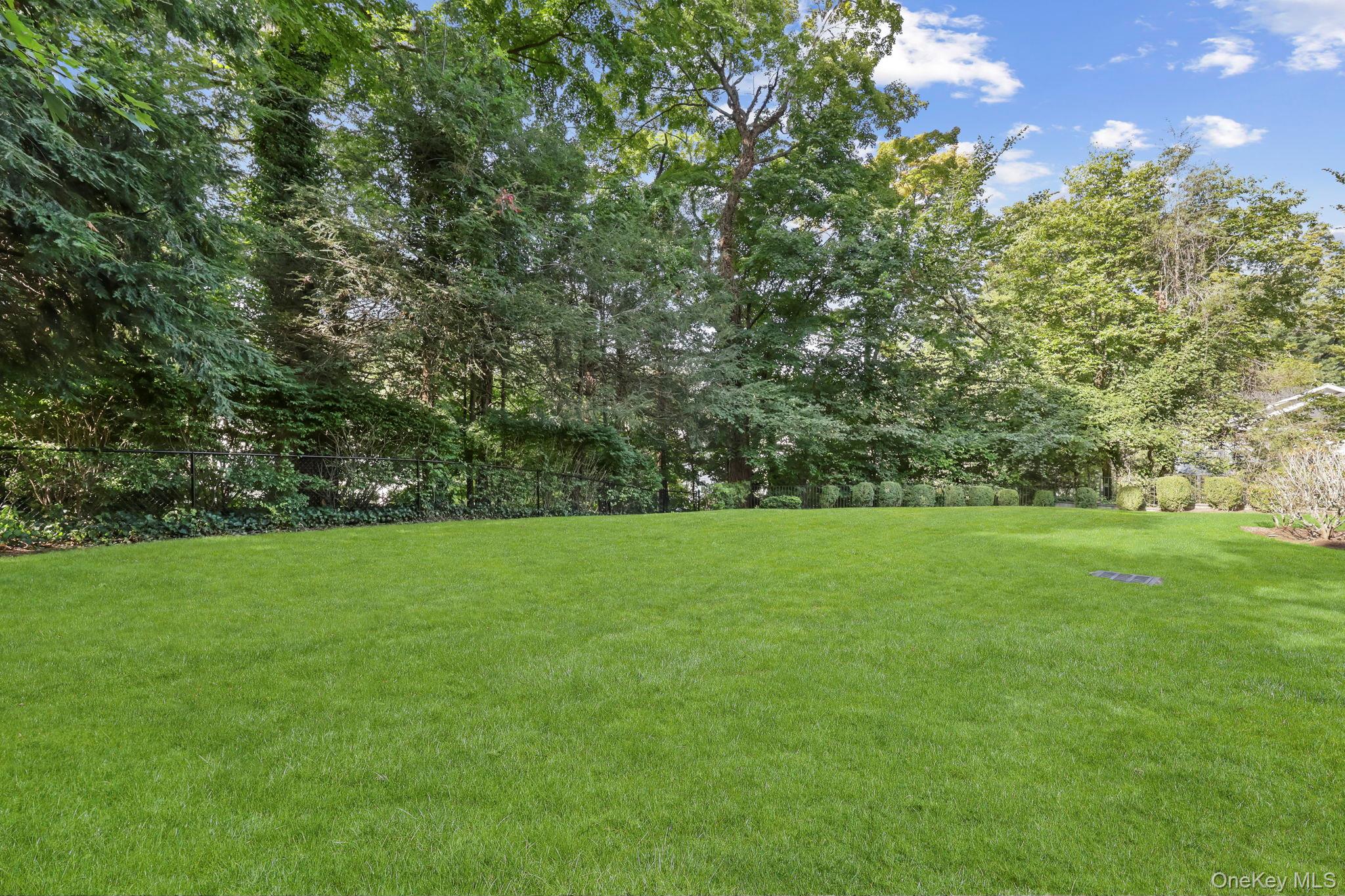 8 Horseguard Lane, Scarsdale, NY 10583