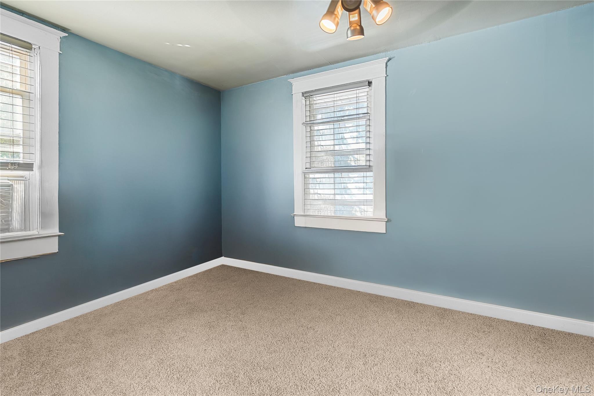 197 S 4th Street, Lindenhurst, NY 11757