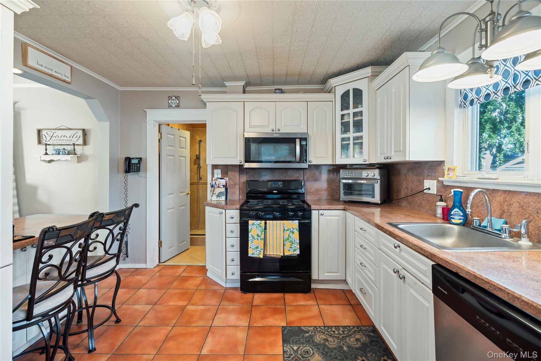 197 S 4th Street, Lindenhurst, NY 11757