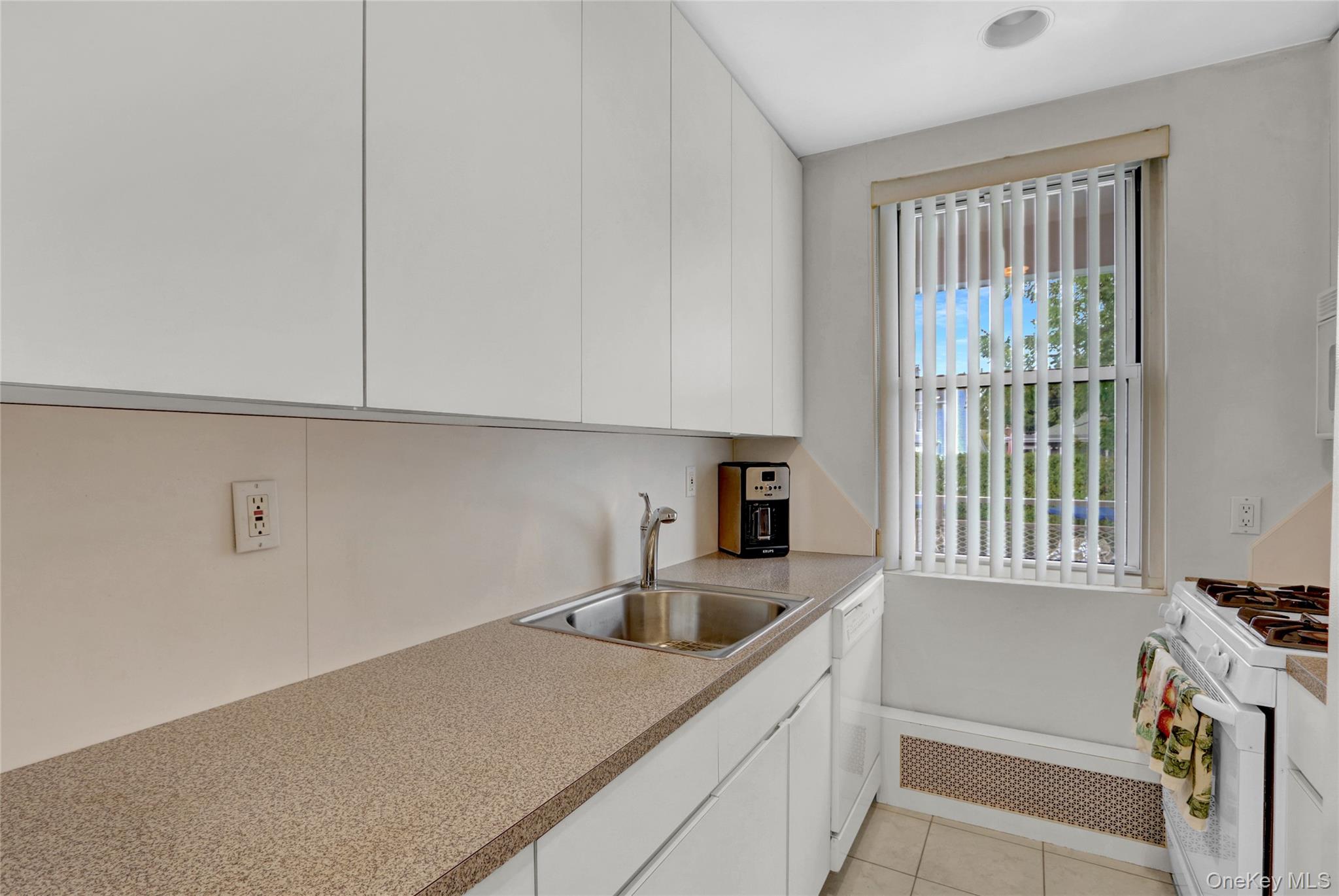 20 Daley Place # 104, Lynbrook, NY 11563