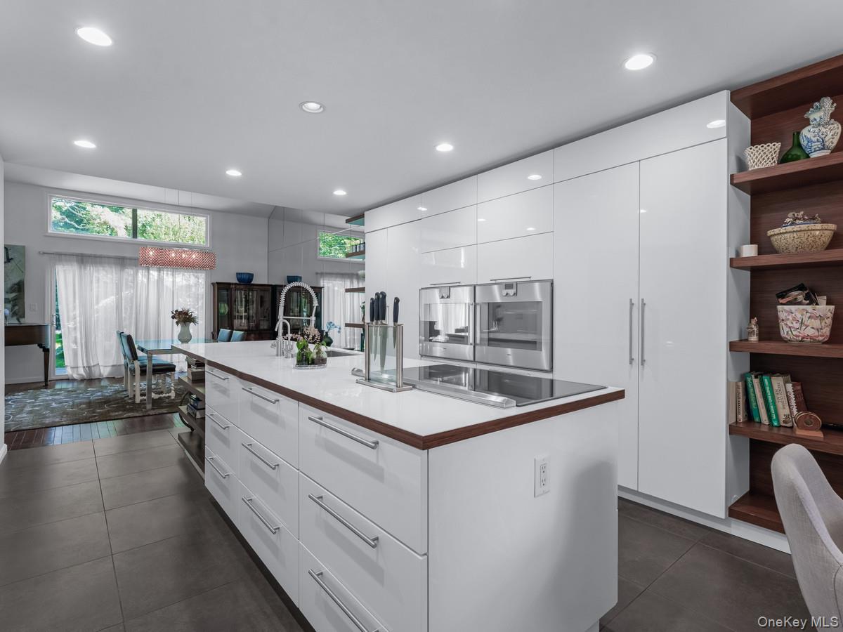 15 Fairway Circle S # 15, Manhasset, NY 11030