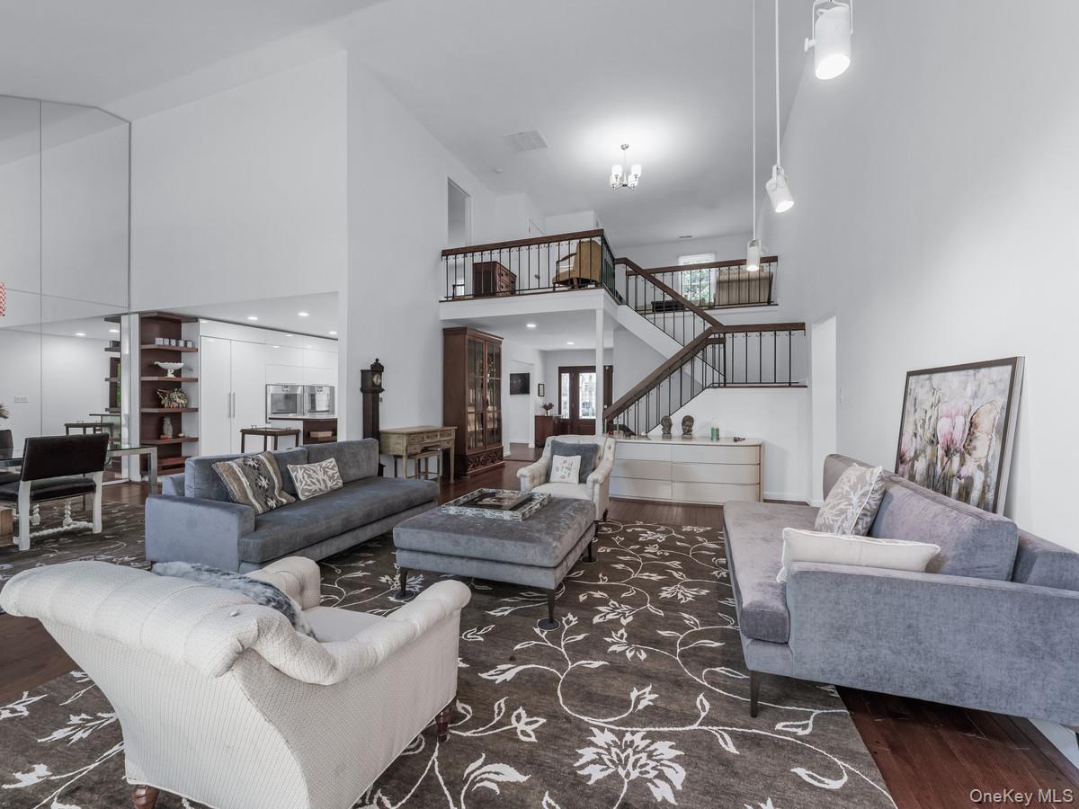 15 Fairway Circle S # 15, Manhasset, NY 11030