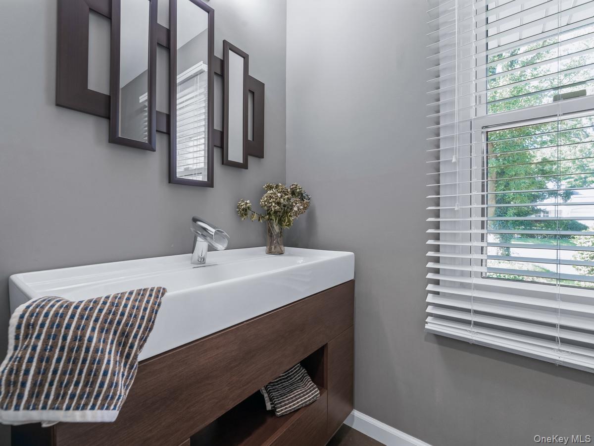 15 Fairway Circle S # 15, Manhasset, NY 11030