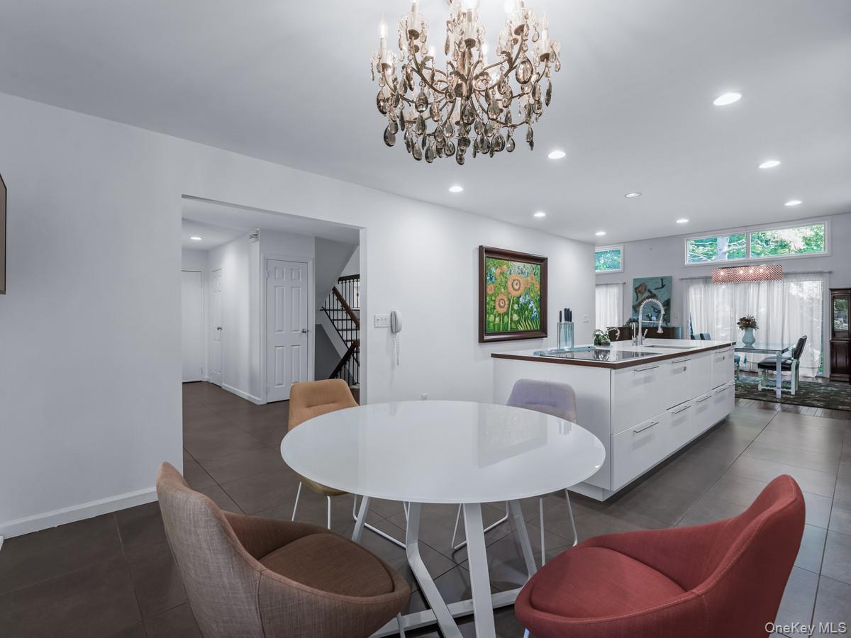 15 Fairway Circle S # 15, Manhasset, NY 11030