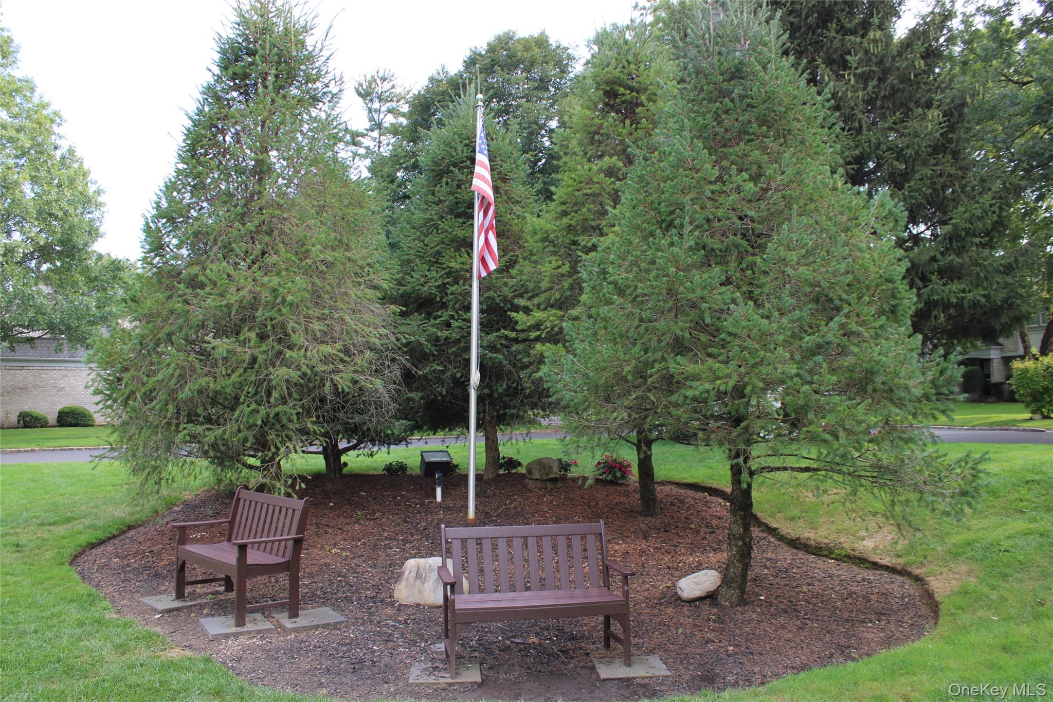 15 Fairway Circle S # 15, Manhasset, NY 11030