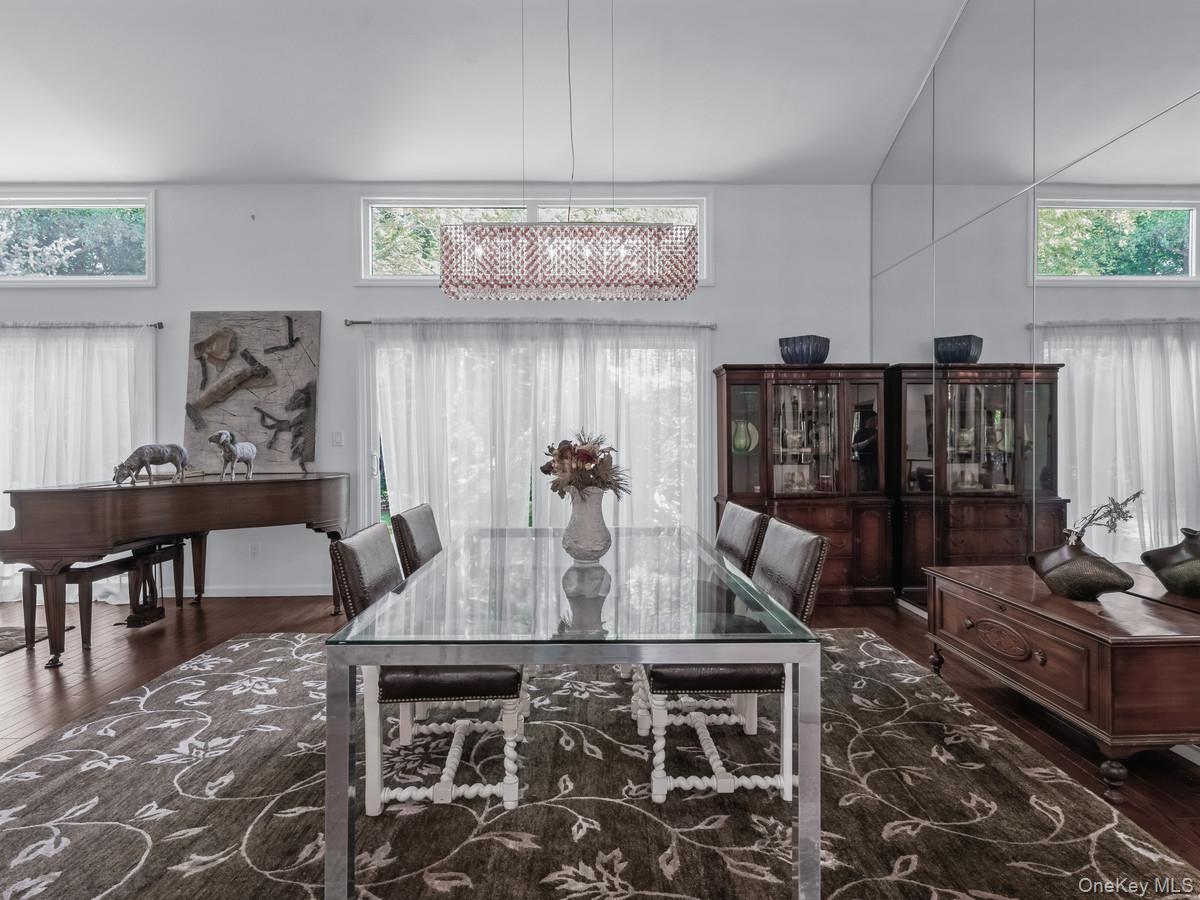 15 Fairway Circle S # 15, Manhasset, NY 11030