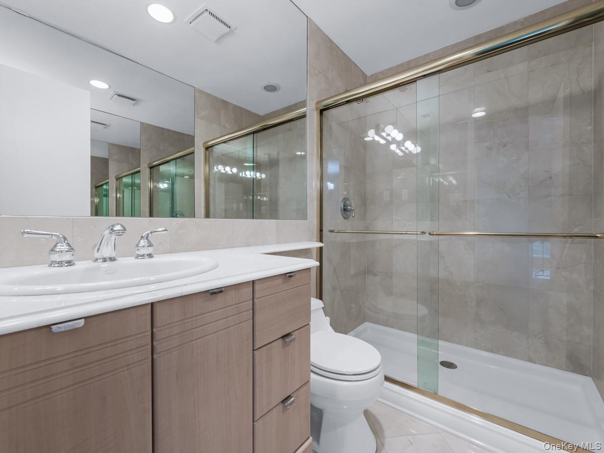 15 Fairway Circle S # 15, Manhasset, NY 11030