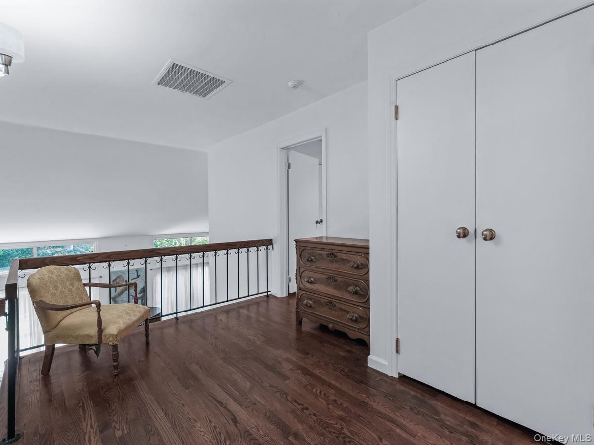 15 Fairway Circle S # 15, Manhasset, NY 11030