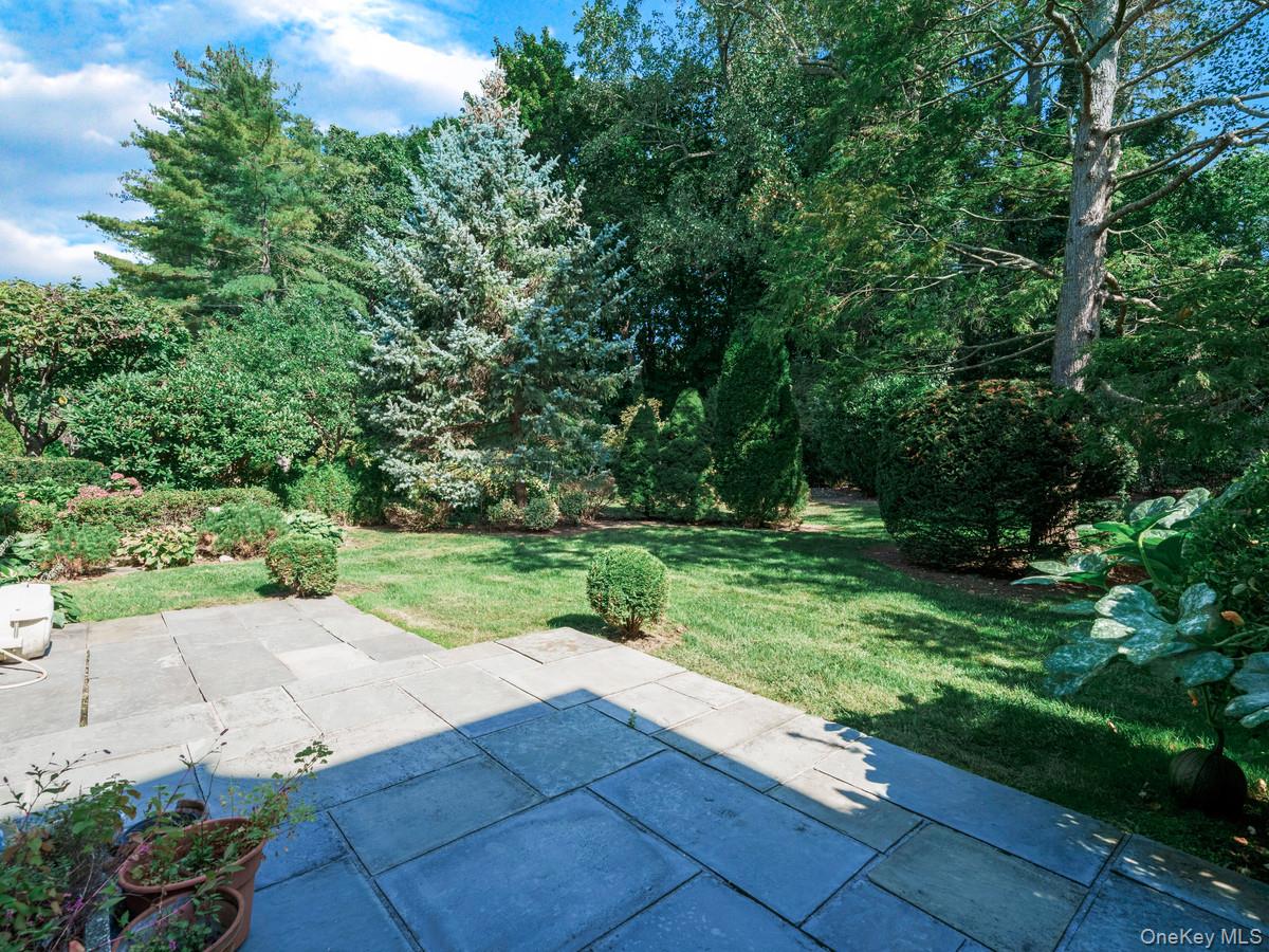 15 Fairway Circle S # 15, Manhasset, NY 11030