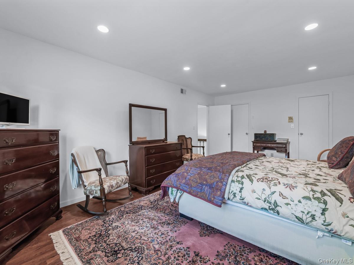 15 Fairway Circle S # 15, Manhasset, NY 11030