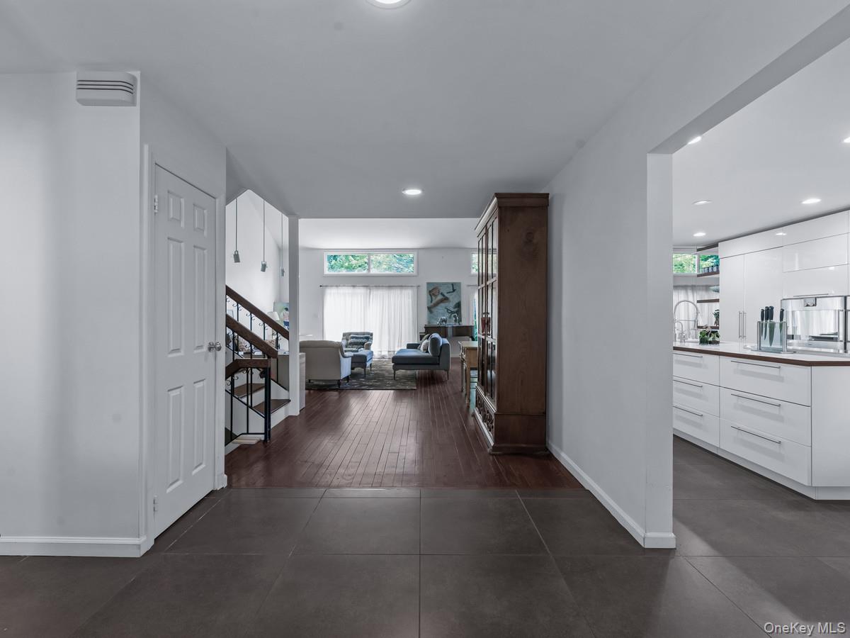 15 Fairway Circle S # 15, Manhasset, NY 11030