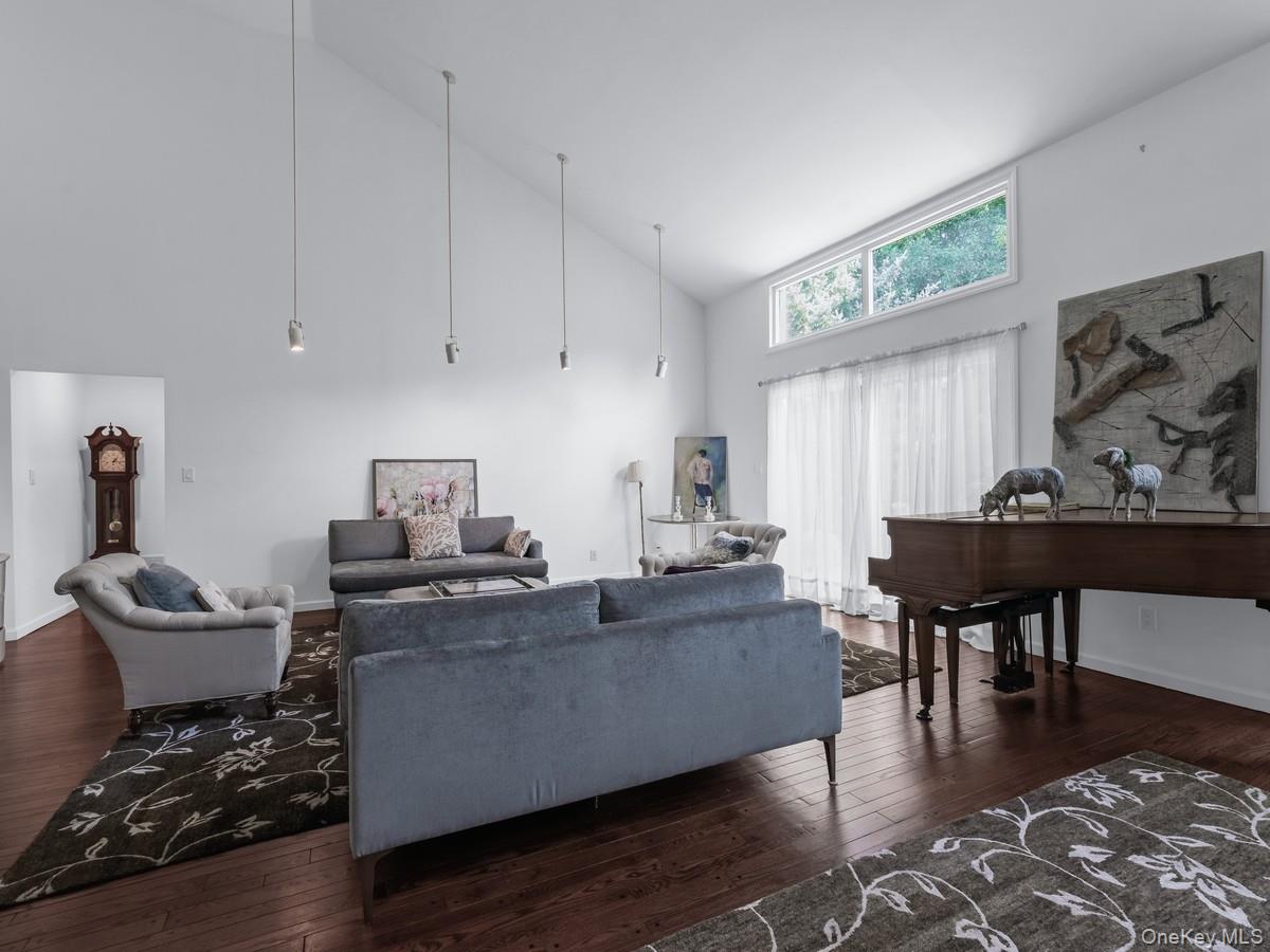 15 Fairway Circle S # 15, Manhasset, NY 11030