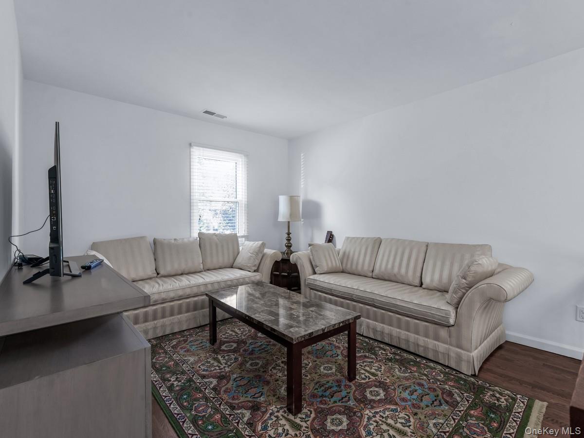 15 Fairway Circle S # 15, Manhasset, NY 11030