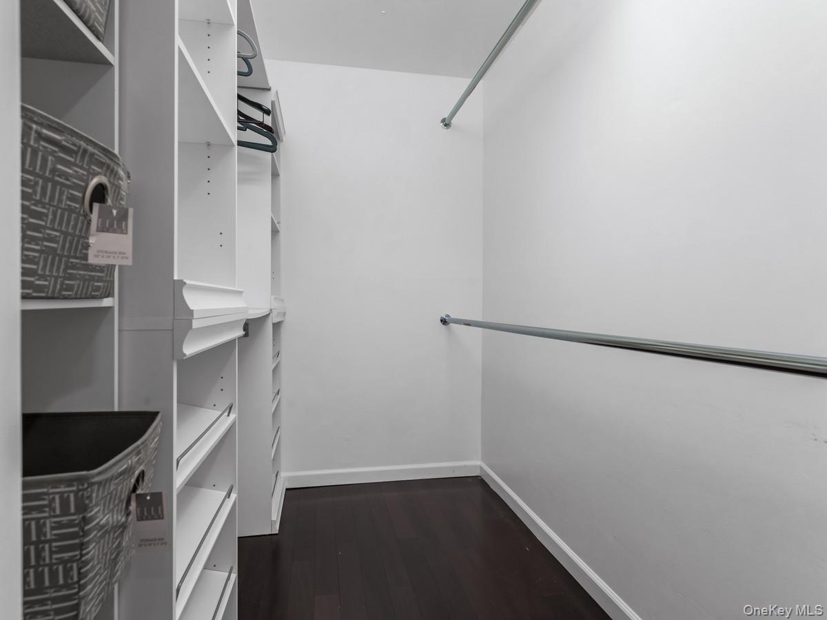 15 Fairway Circle S # 15, Manhasset, NY 11030