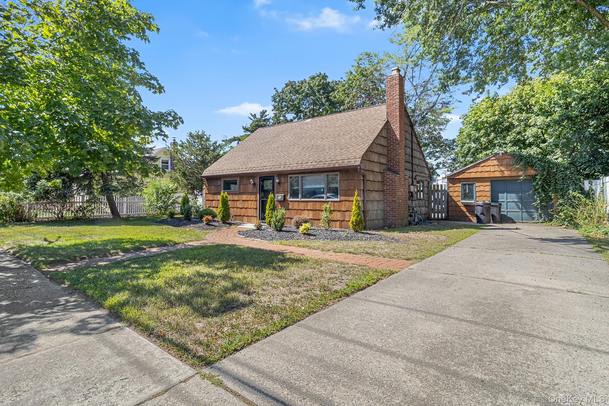 146 E Carmans Road, East Farmingdale, NY 11735