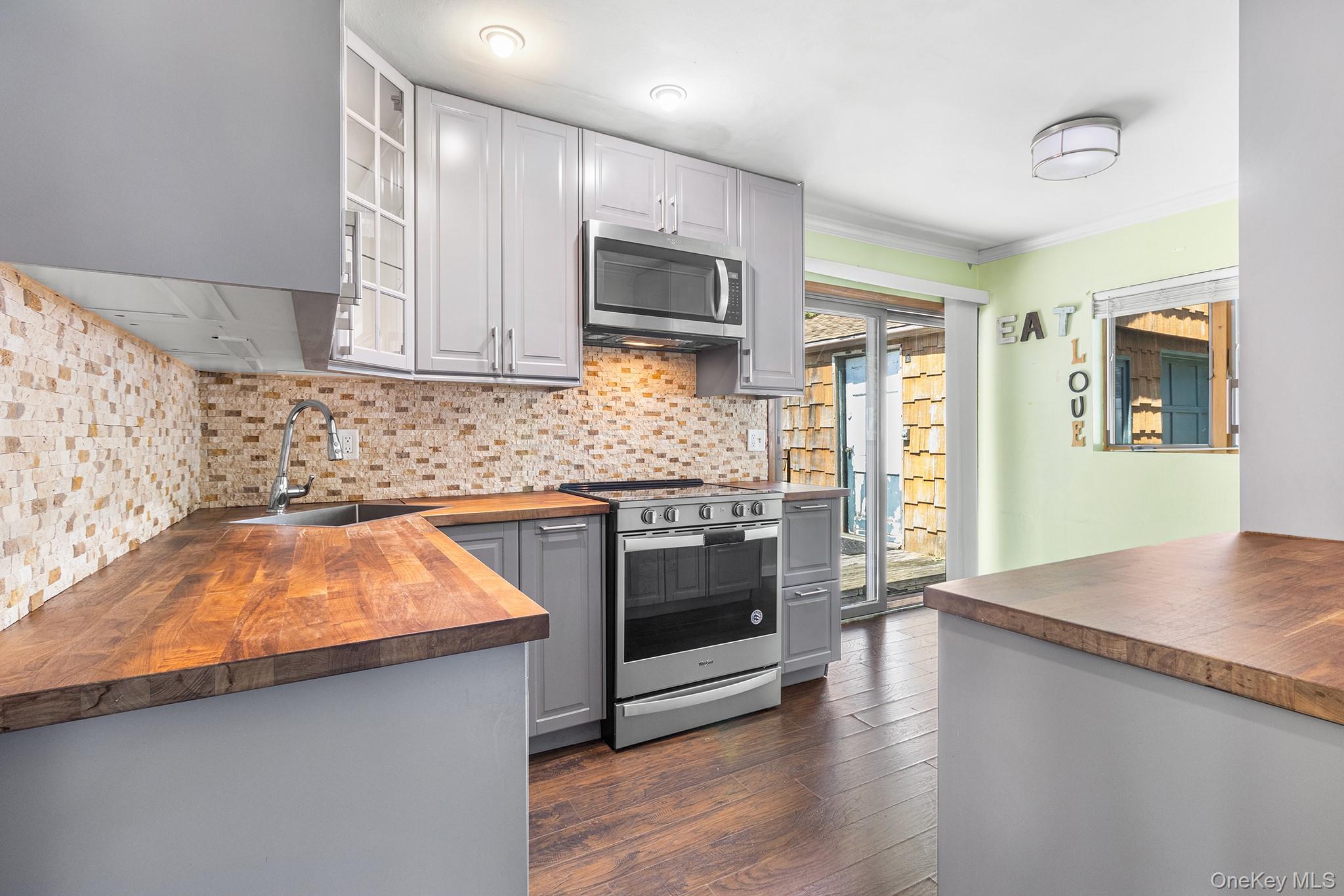 146 E Carmans Road, East Farmingdale, NY 11735