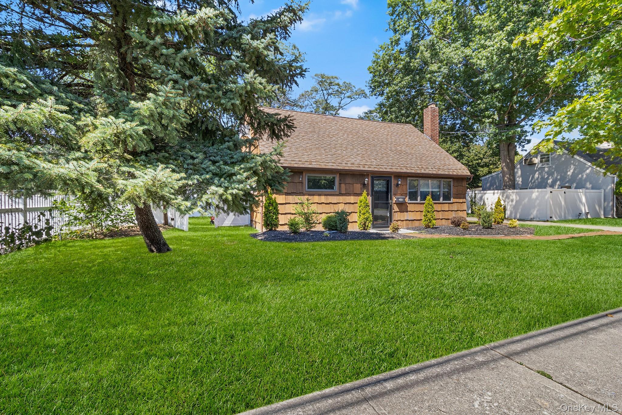 146 E Carmans Road, East Farmingdale, NY 11735