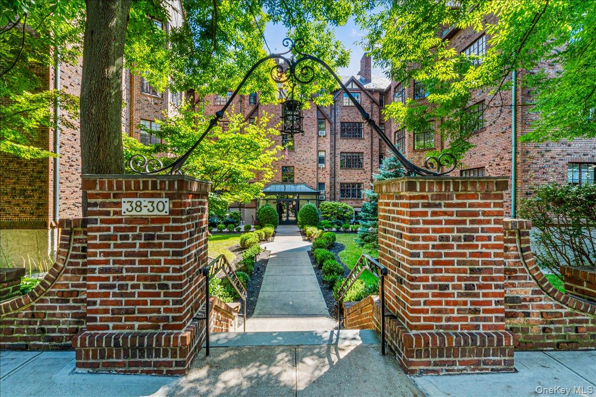 38-30 Douglaston Parkway # G2, Douglaston, NY 11363
