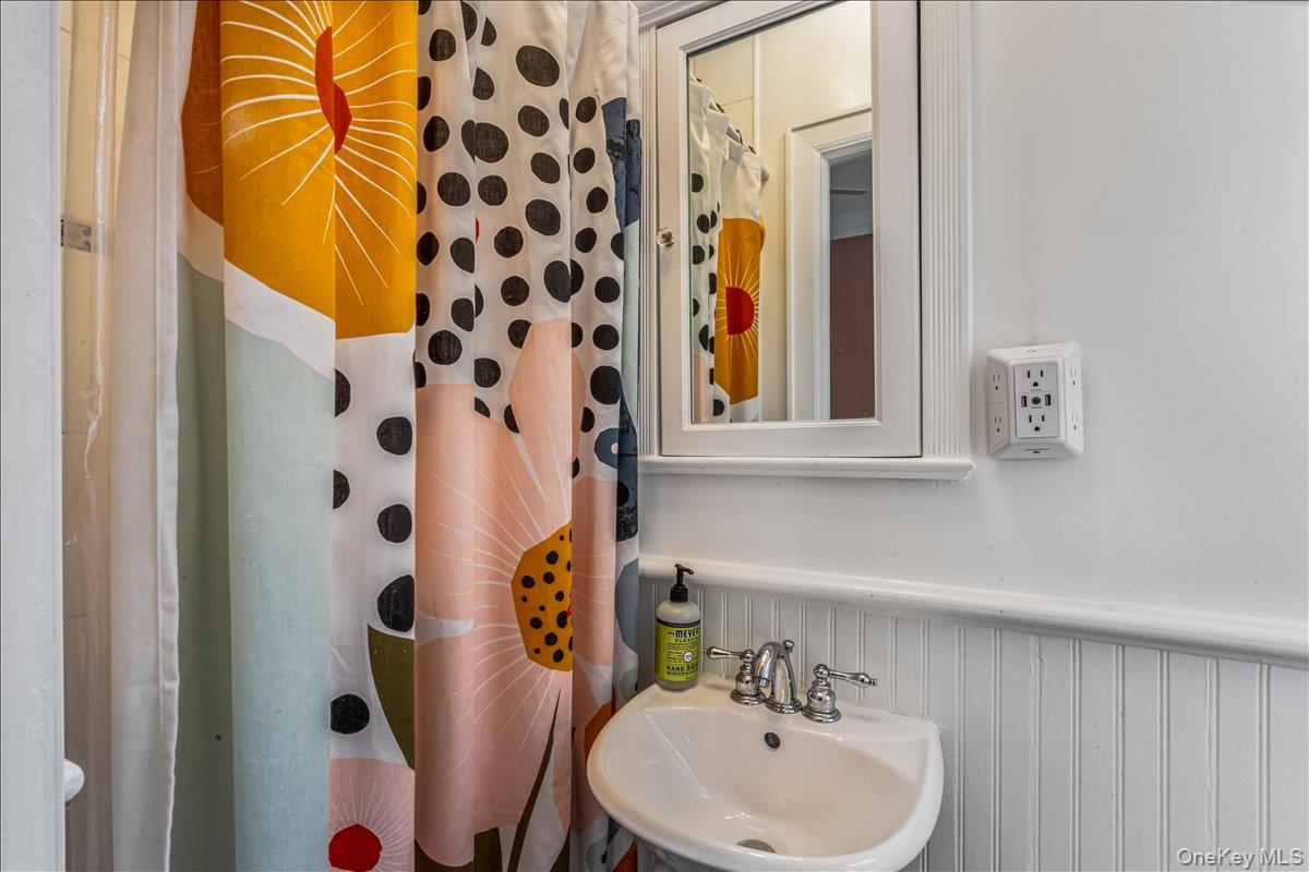 38-30 Douglaston Parkway # G2, Douglaston, NY 11363