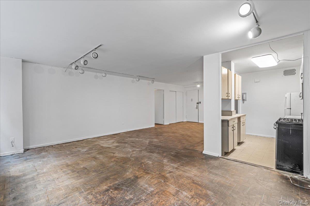310 E 70th Street # 1M, New York (Manhattan), NY 10021
