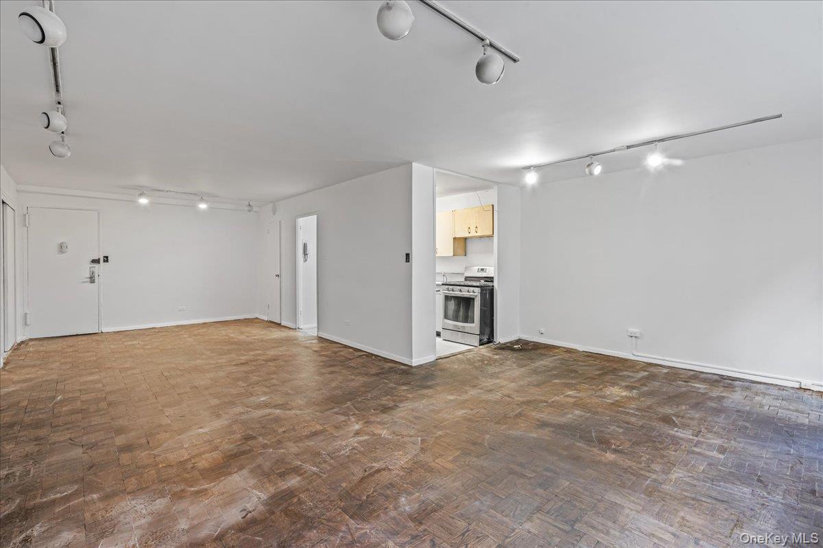 310 E 70th Street # 1M, New York (Manhattan), NY 10021