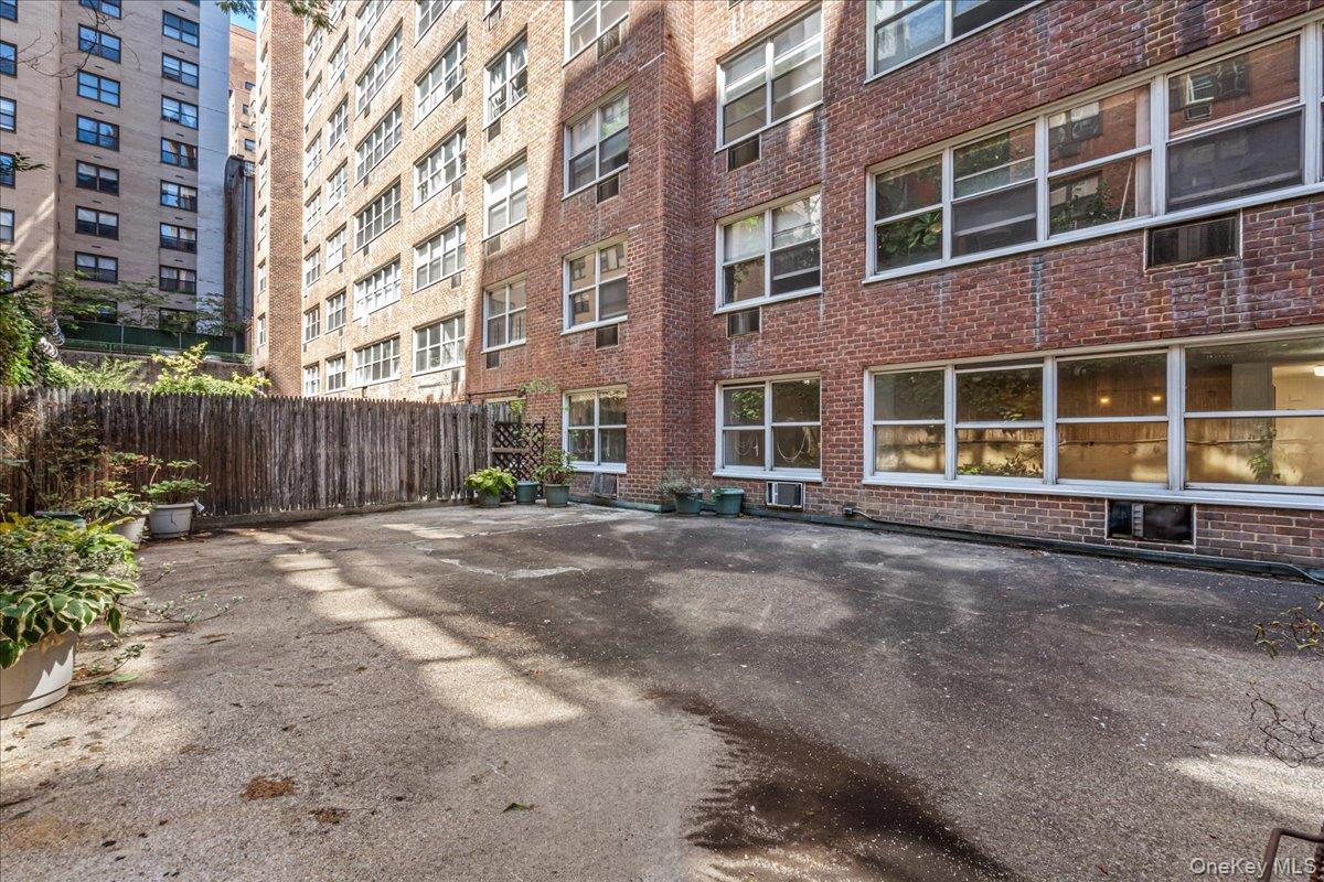 310 E 70th Street # 1M, New York (Manhattan), NY 10021