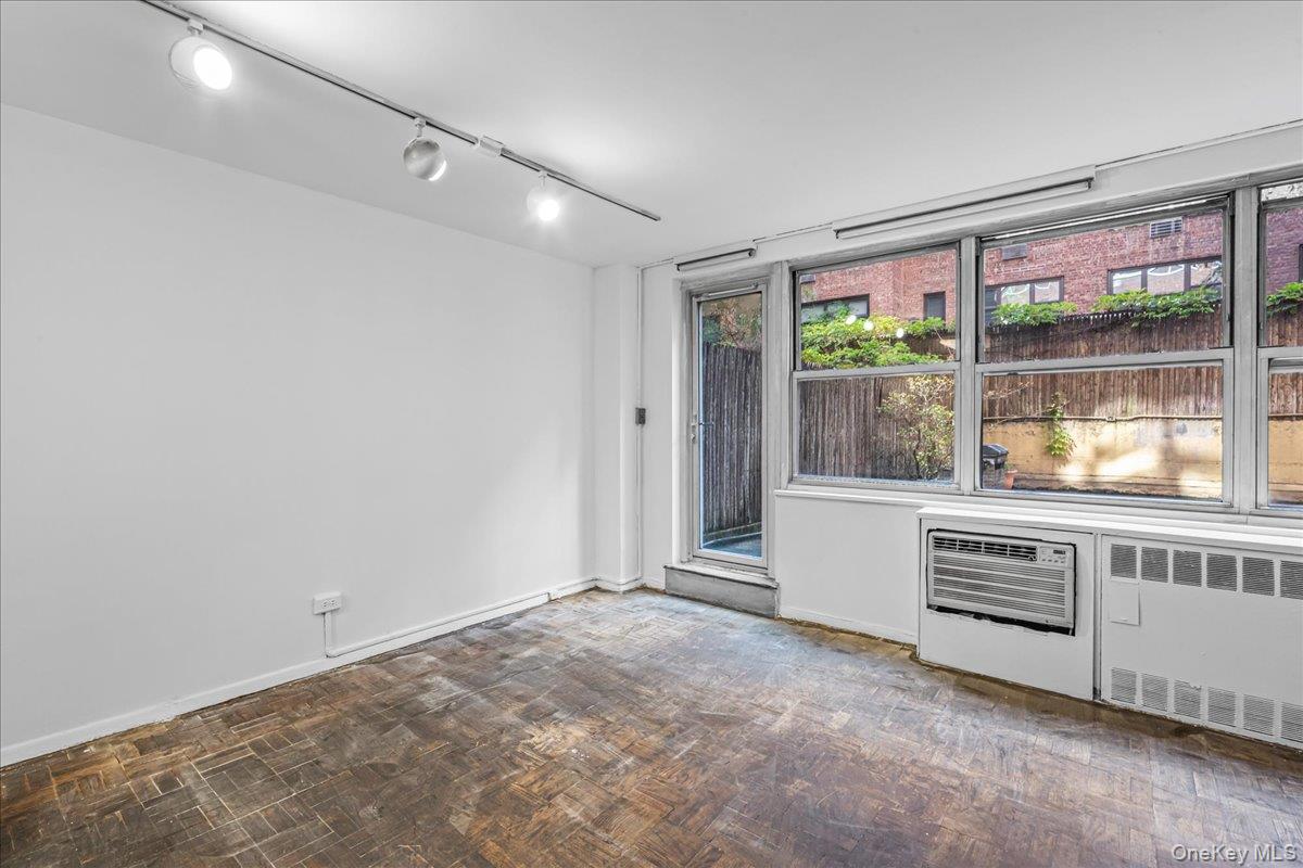 310 E 70th Street # 1M, New York (Manhattan), NY 10021