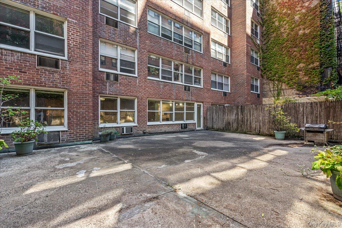 310 E 70th Street # 1M, New York (Manhattan), NY 10021