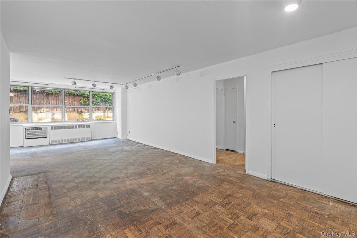 310 E 70th Street # 1M, New York (Manhattan), NY 10021