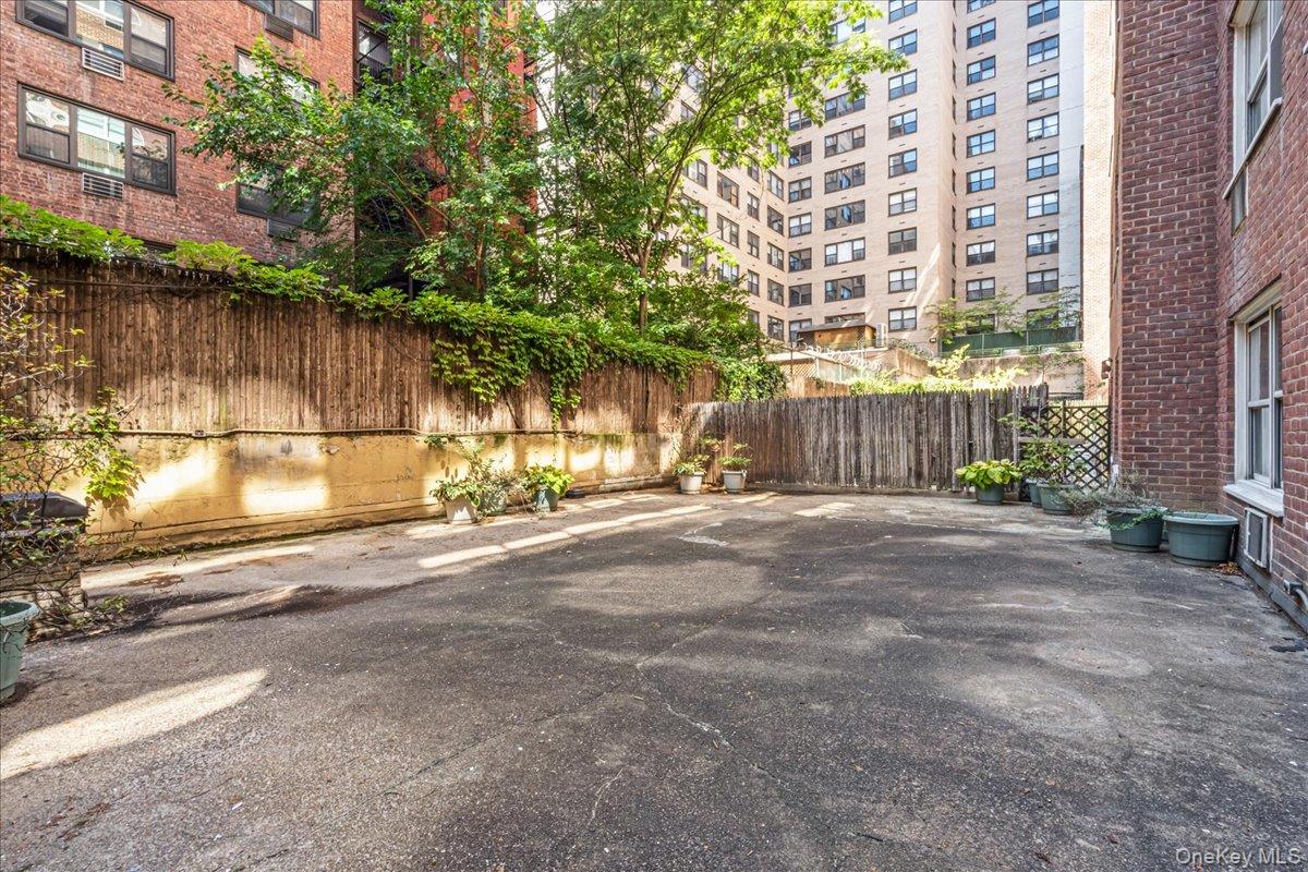 310 E 70th Street # 1M, New York (Manhattan), NY 10021