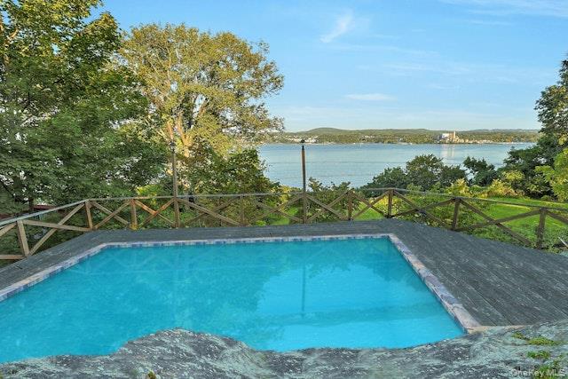 8 Ayers Road, Tomkins Cove, NY 10986