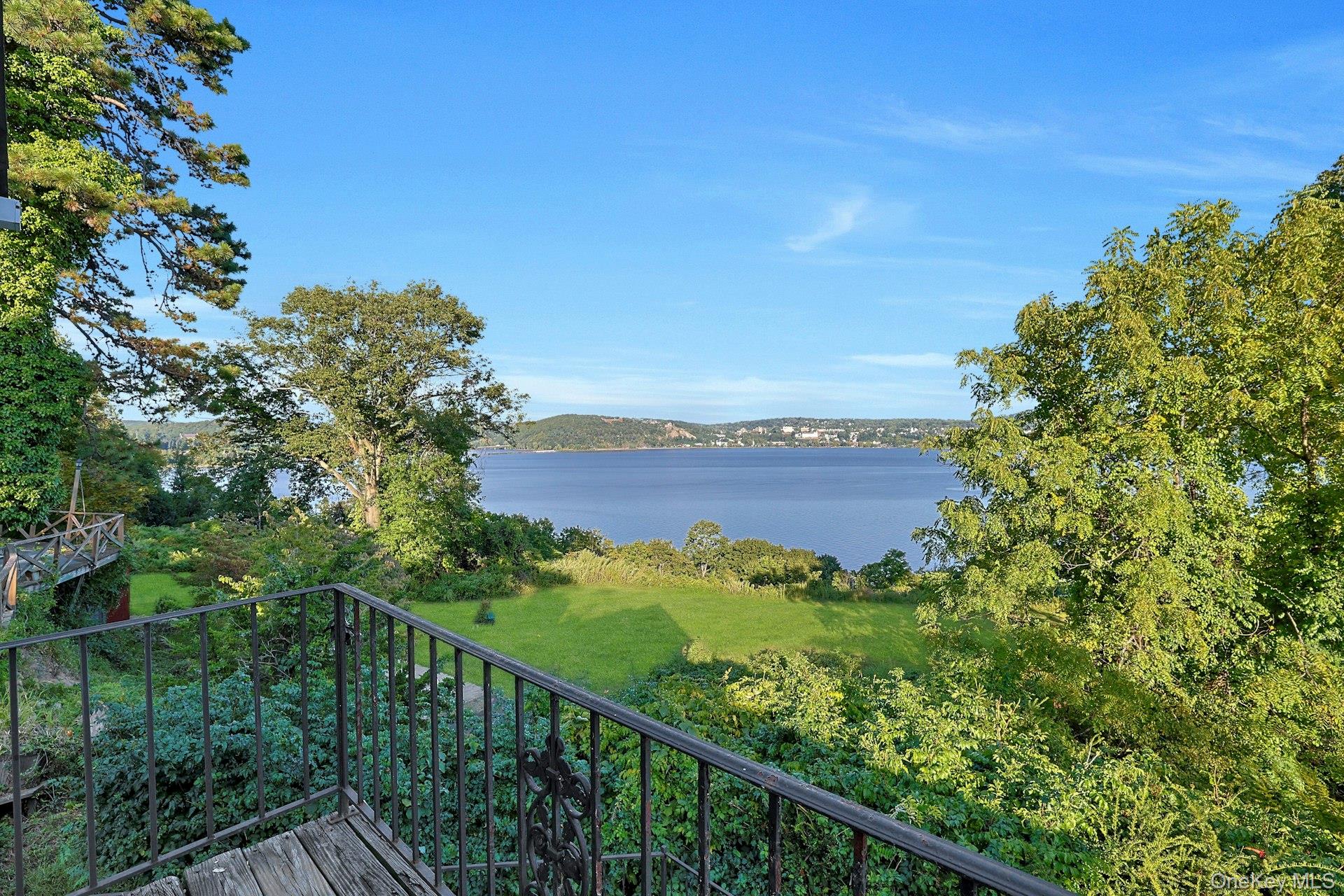 8 Ayers Road, Tomkins Cove, NY 10986