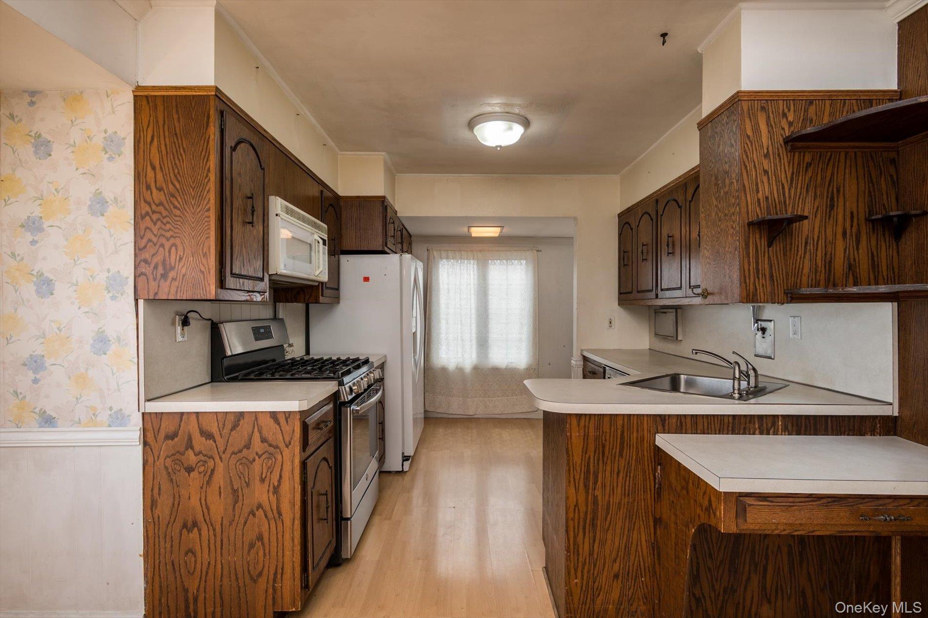 37 Hunter Lane, Hicksville, NY 11801