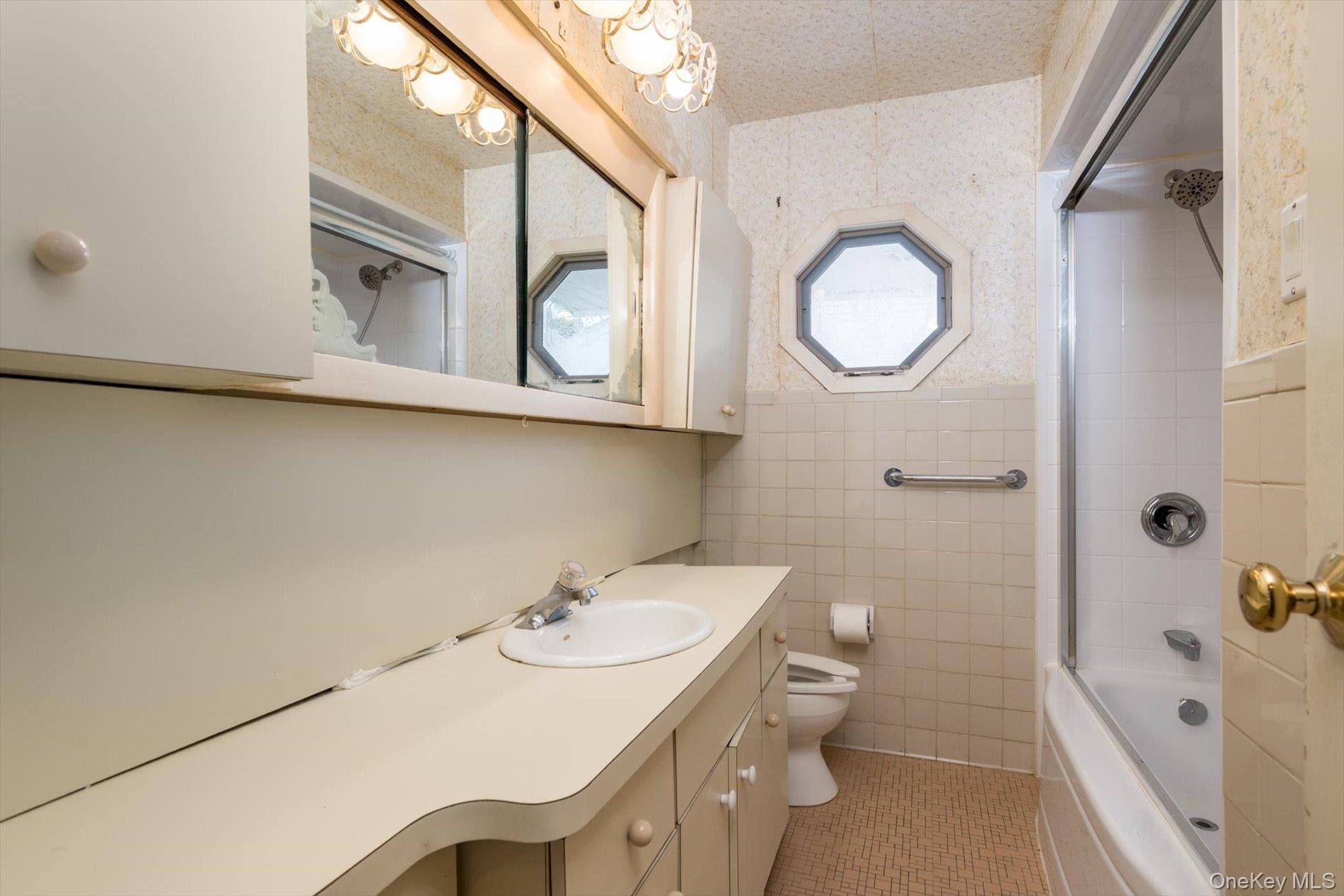 37 Hunter Lane, Hicksville, NY 11801