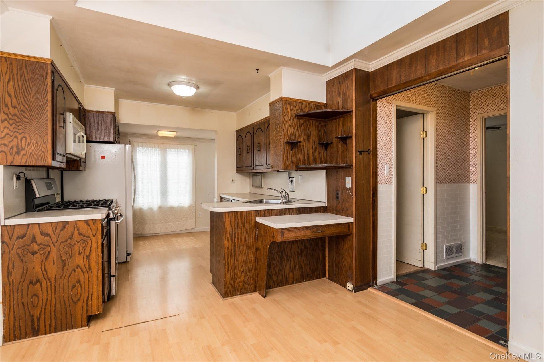 37 Hunter Lane, Hicksville, NY 11801