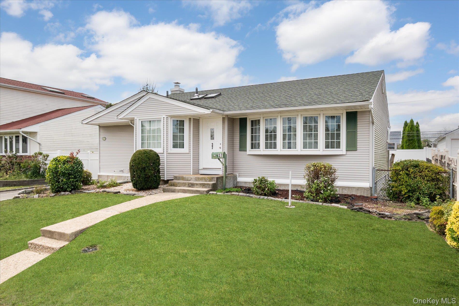 37 Hunter Lane, Hicksville, NY 11801