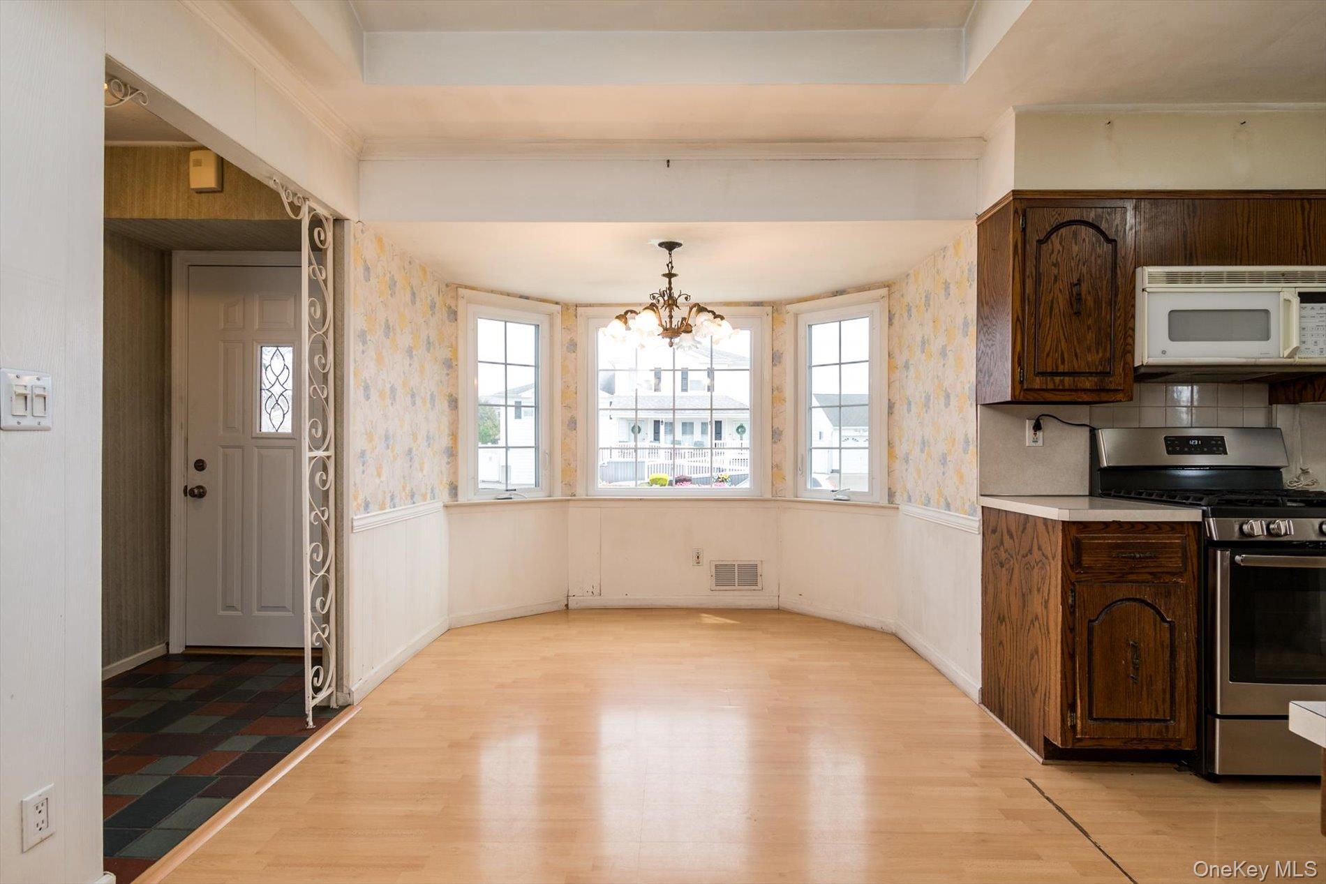 37 Hunter Lane, Hicksville, NY 11801