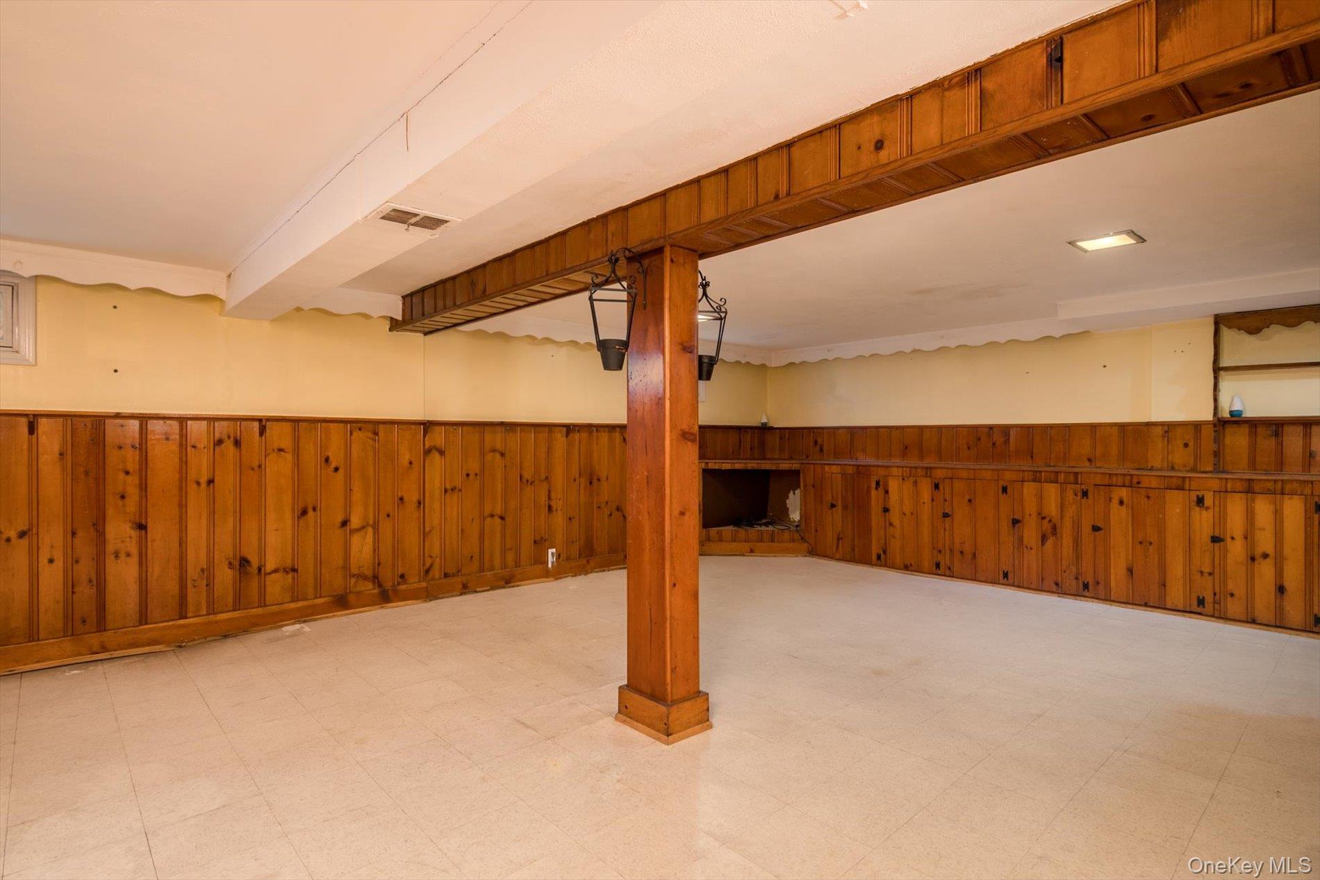 37 Hunter Lane, Hicksville, NY 11801