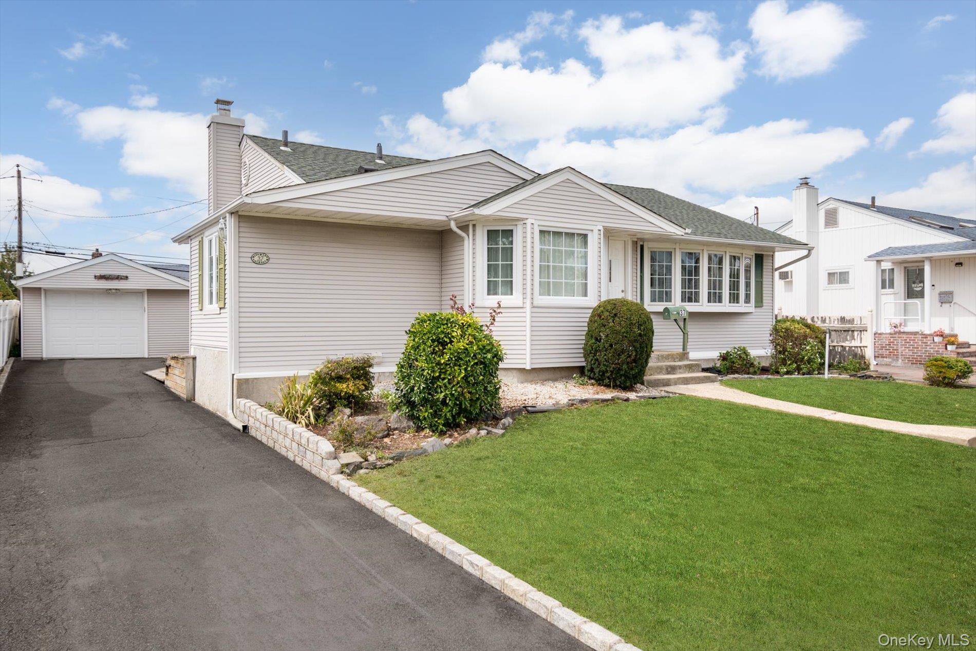 37 Hunter Lane, Hicksville, NY 11801