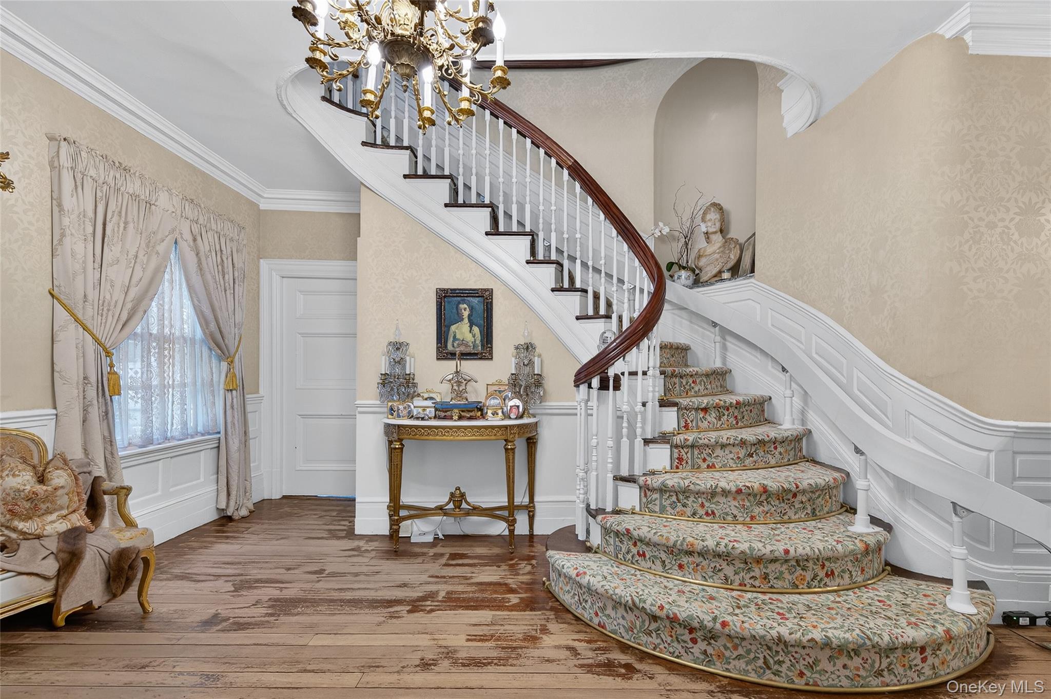 42 Clocktower Lane, Old Westbury, NY 11568