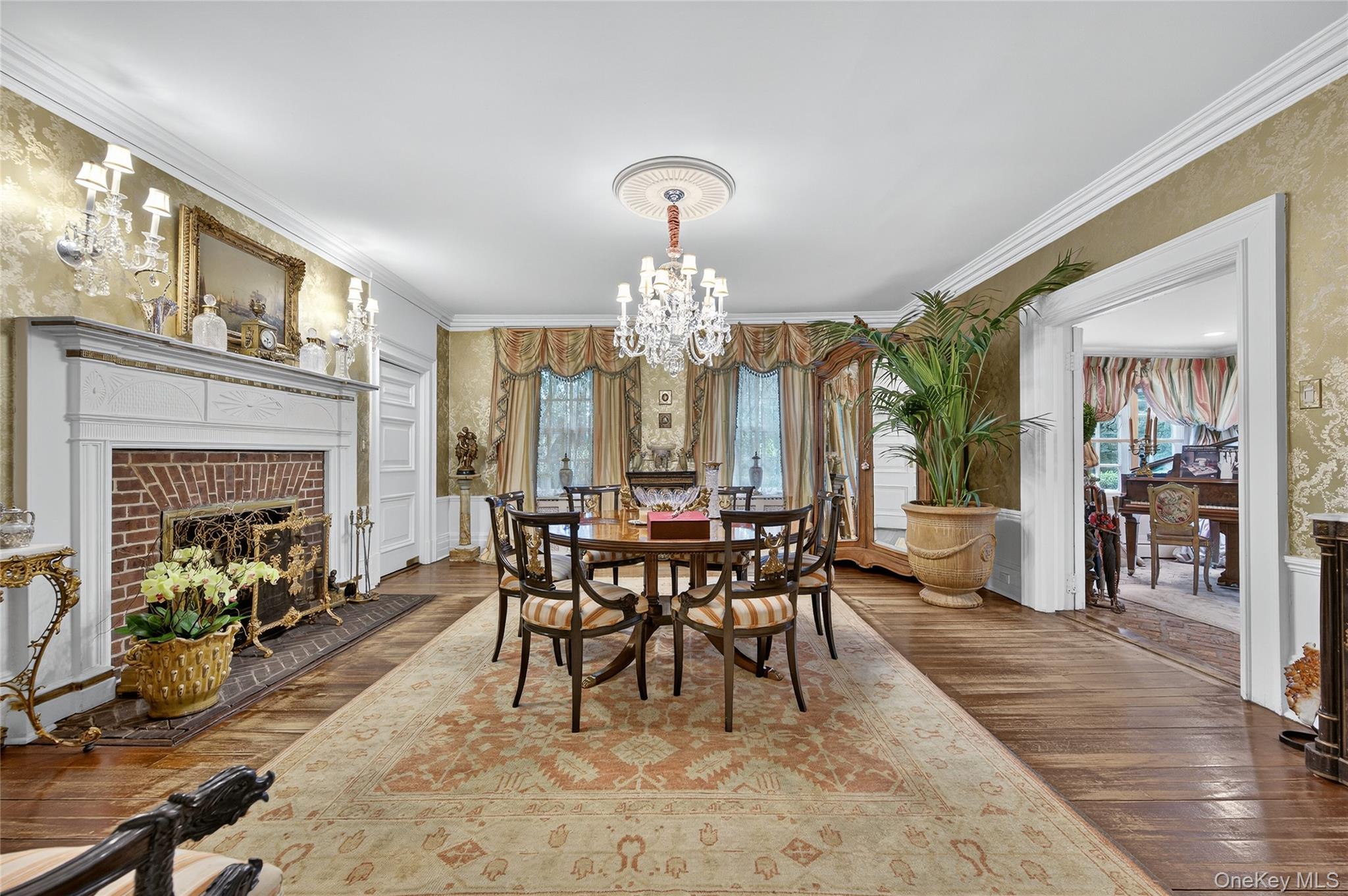 42 Clocktower Lane, Old Westbury, NY 11568