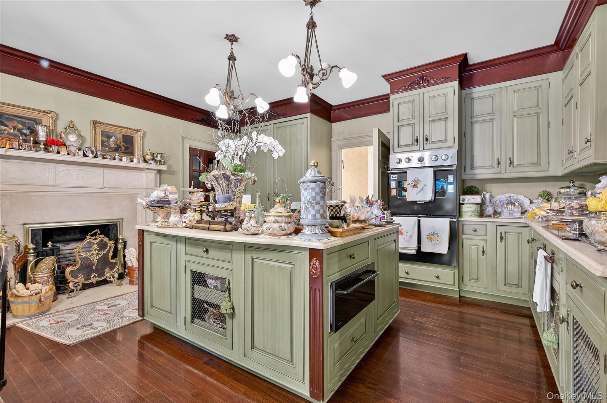 42 Clocktower Lane, Old Westbury, NY 11568