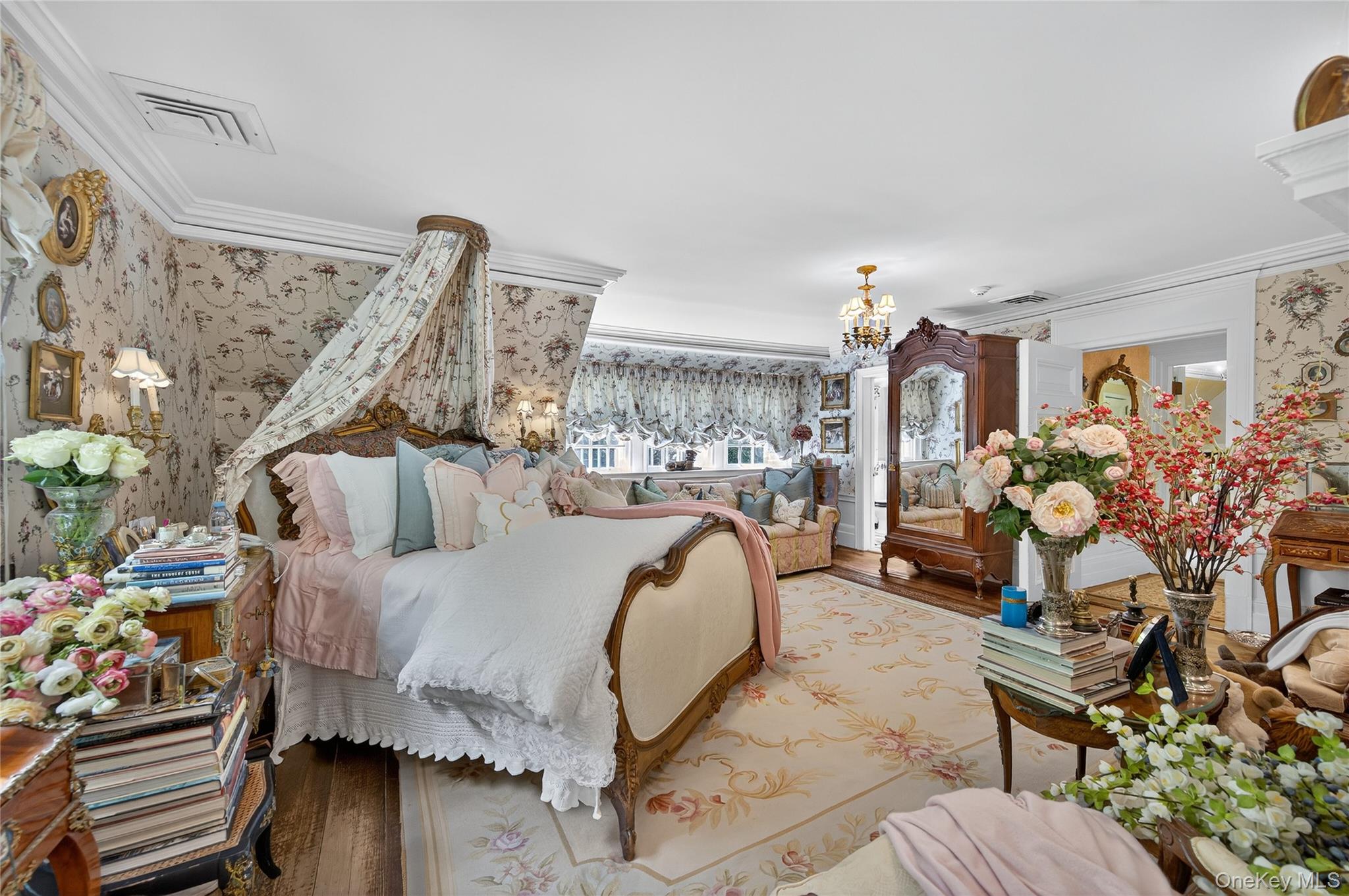 42 Clocktower Lane, Old Westbury, NY 11568