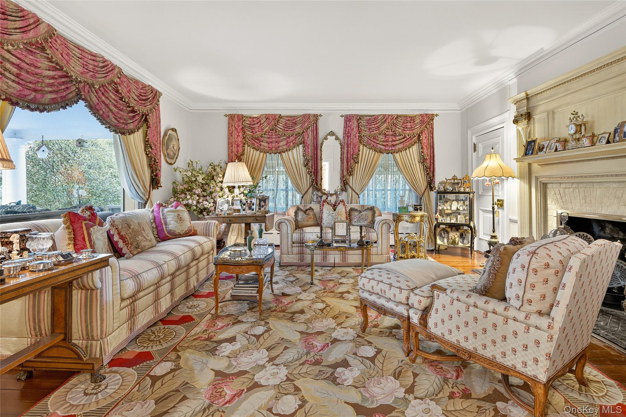 42 Clocktower Lane, Old Westbury, NY 11568