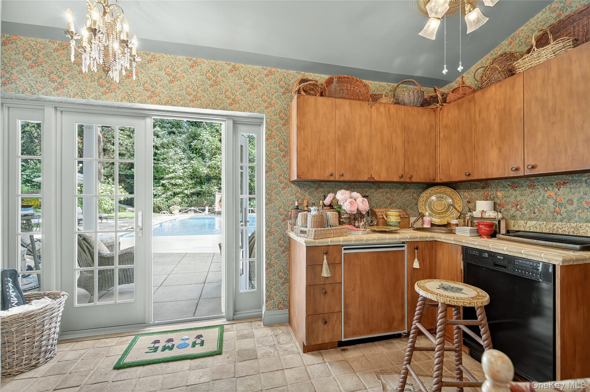 42 Clocktower Lane, Old Westbury, NY 11568