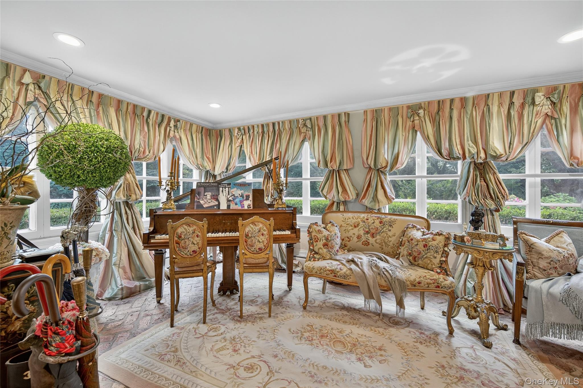 42 Clocktower Lane, Old Westbury, NY 11568