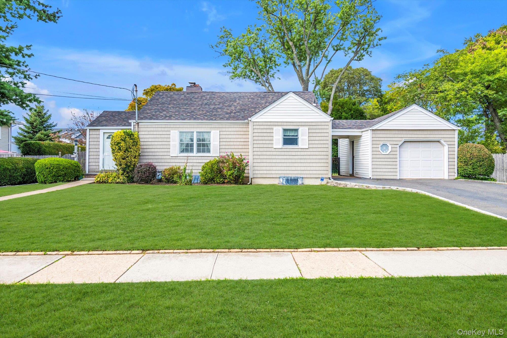 91 7th Street, Hicksville, NY 11801