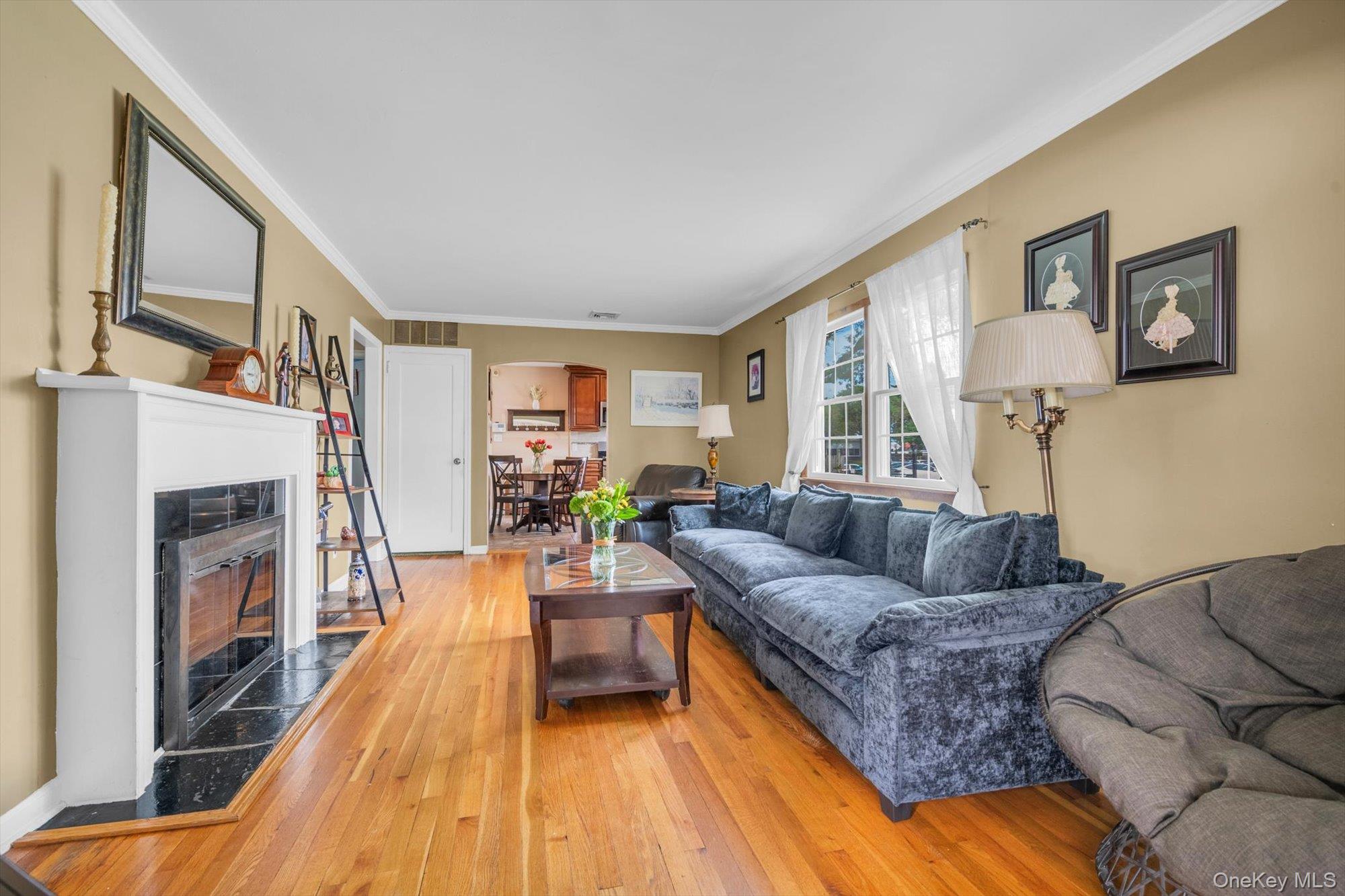 91 7th Street, Hicksville, NY 11801