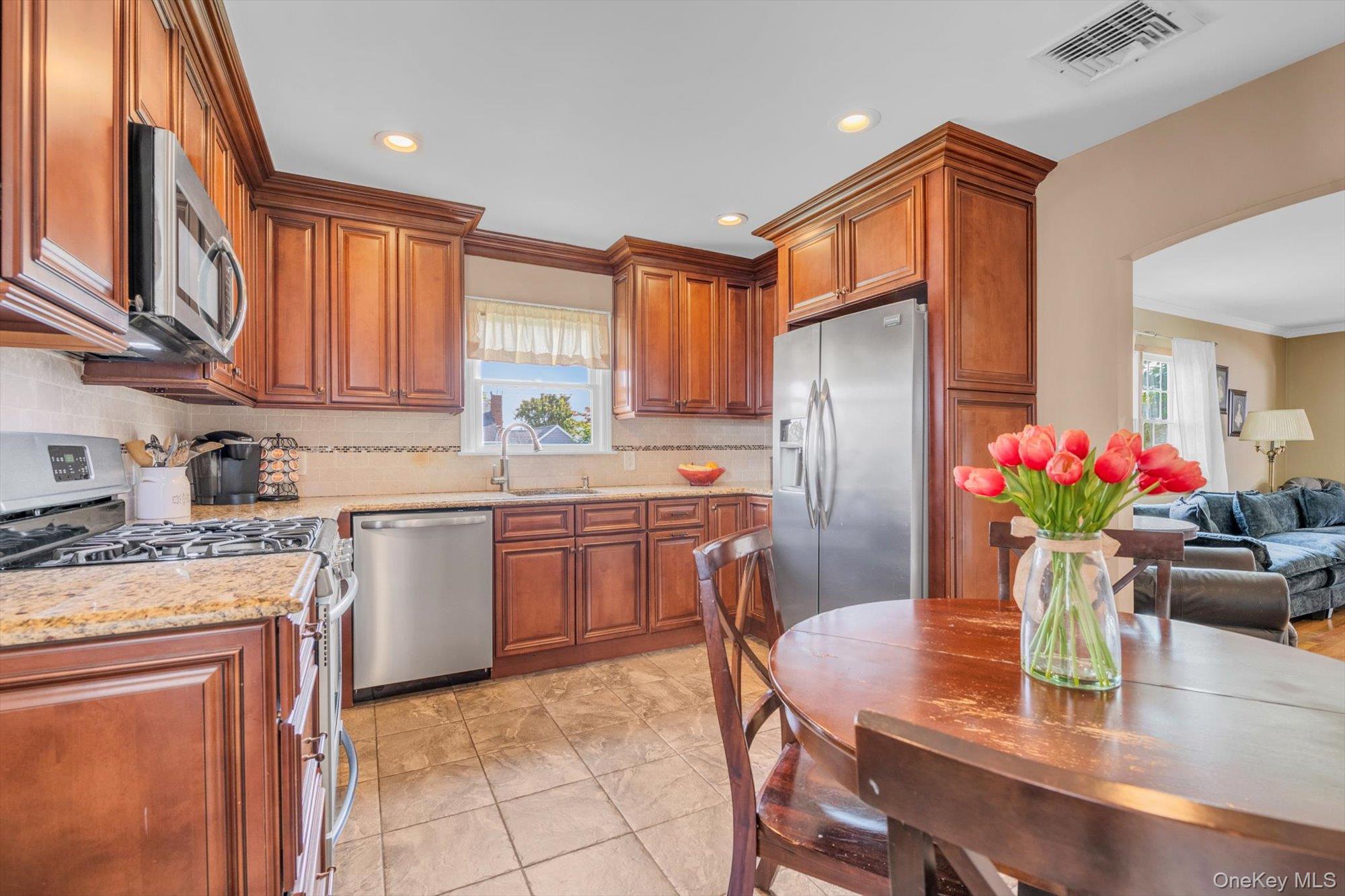 91 7th Street, Hicksville, NY 11801