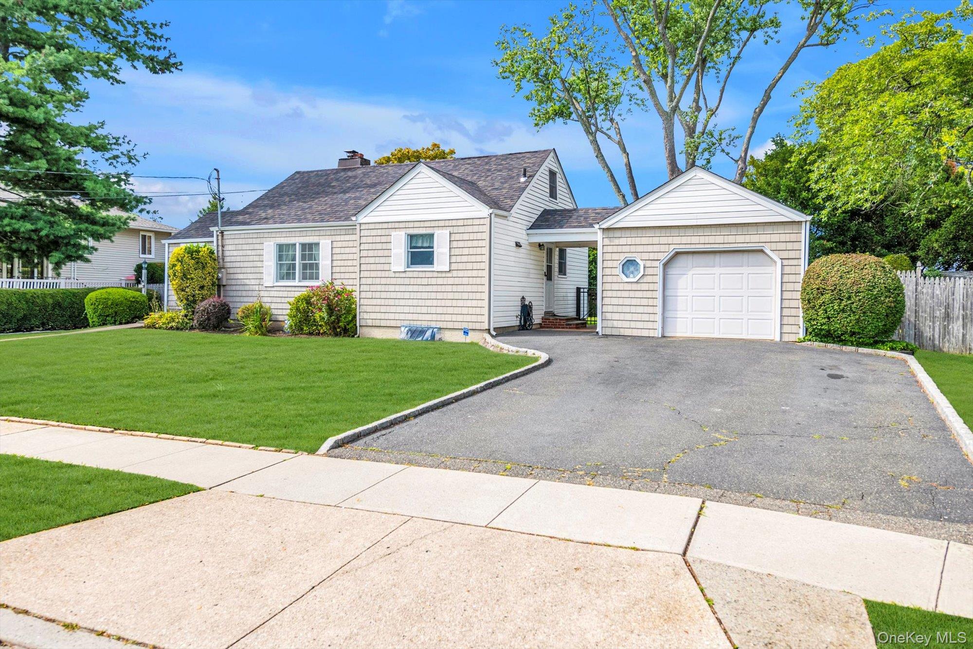 91 7th Street, Hicksville, NY 11801